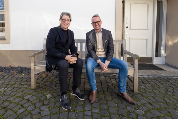 Toni Schumacher & Alexander Wehrle sitzen zusammen vor der Aufnahme des WIR-Podcasts